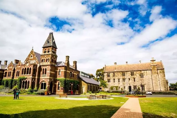 澳洲顶尖大学宣布停止扩招留学生，人数多了影响质量