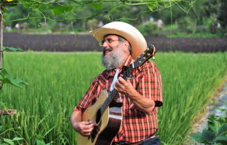 戴牛仔帽、弹吉他、花白胡子的老外，谱写乡村音乐，把中国故事唱给世界听